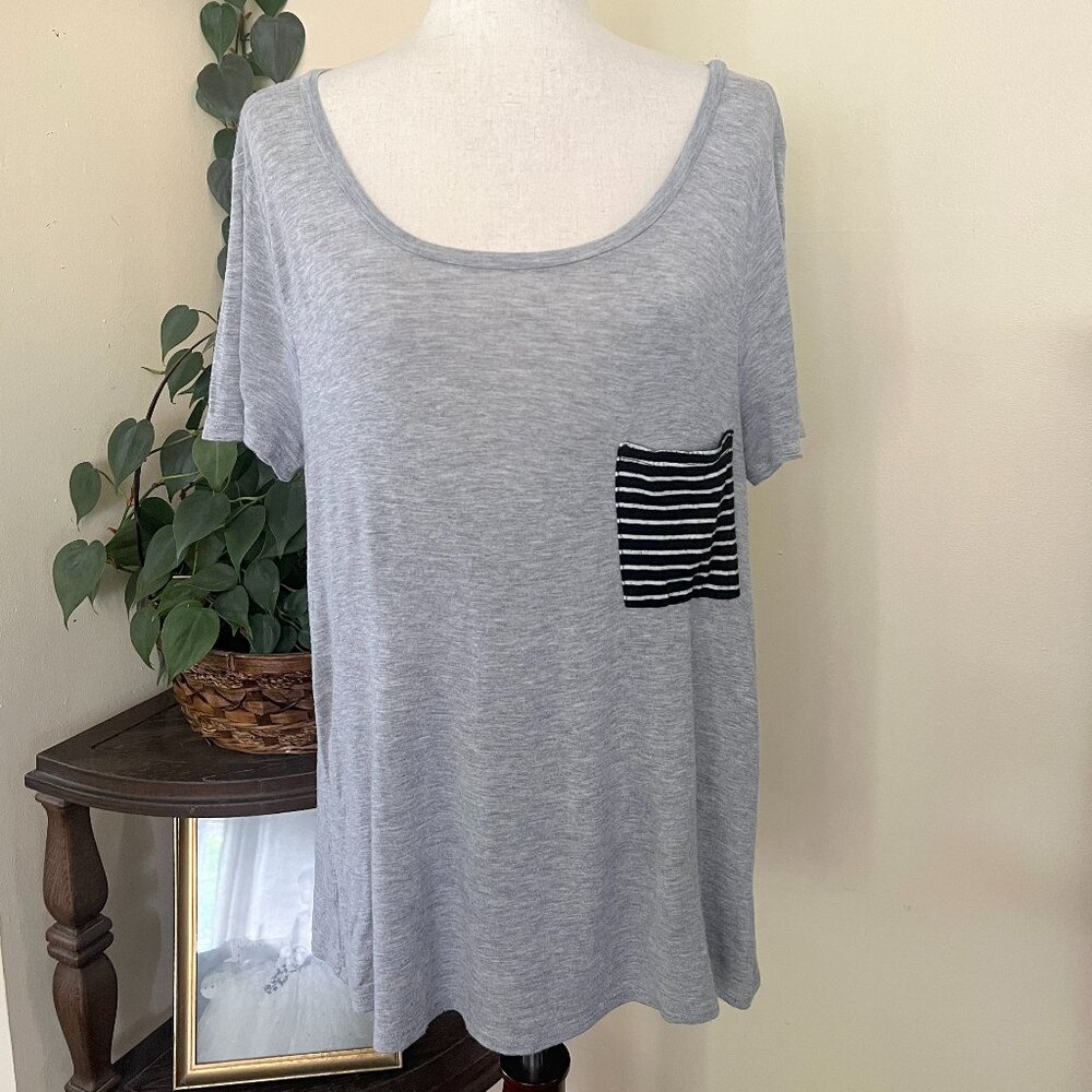 Fantastic Fawn Gray Scoop Neck Black Striped Pocket Tee sz S